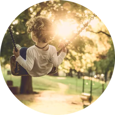 Kind auf einer Schaukel